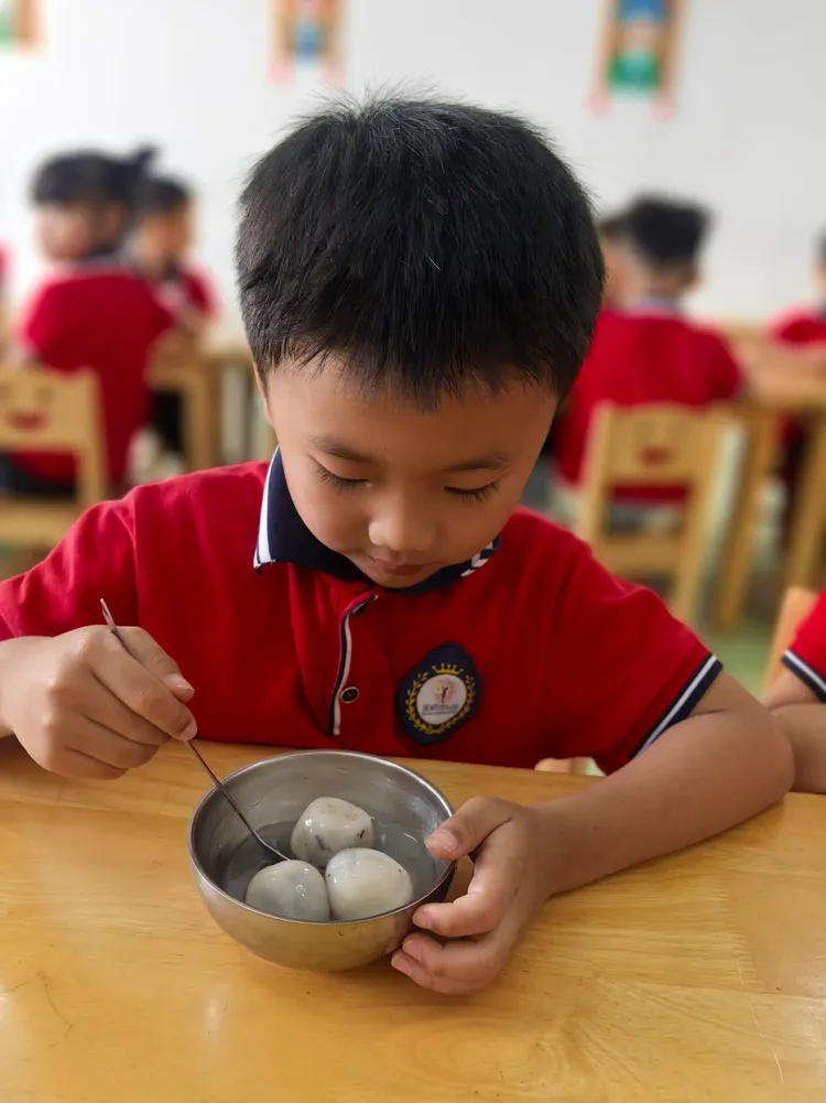 启航班2025年2月12日《巧手做汤圆～开心吃汤圆》主题活动