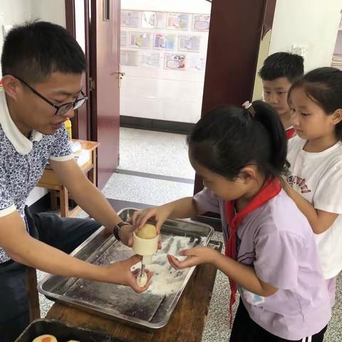 少先队员迎中秋  我为家人做月饼