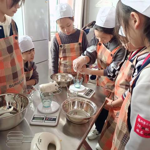 二屯中学“爱心”烘焙社团“开张”了