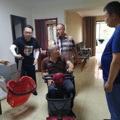 走访慰问建国前老党员和低保户，真情关怀暖人心