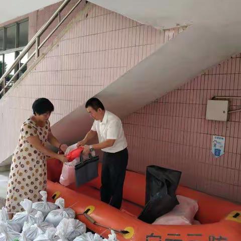 白云区教育局龙飞副书记到新市中学检查防御台风准备工作