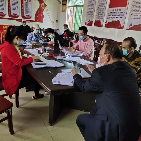 园堆村委会召开新冠肺炎防控工作及脱贫攻坚中队工作会议。