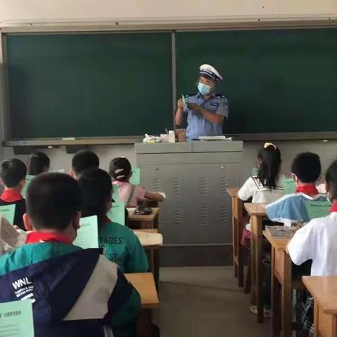县交警大队到兰坡小学进行拒“双违”宣传活动
