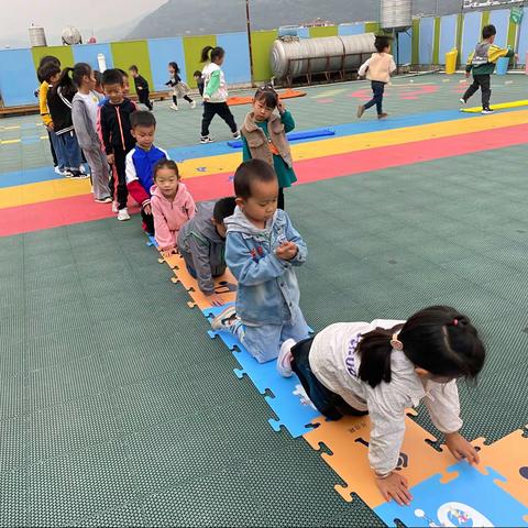 那接下来我们一起来看看宝贝们在幼儿园💒都有哪些快乐的事呢？