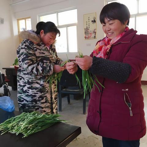 饺子飘香  温暖冬至——迎阳铺中心校冬至包饺子活动