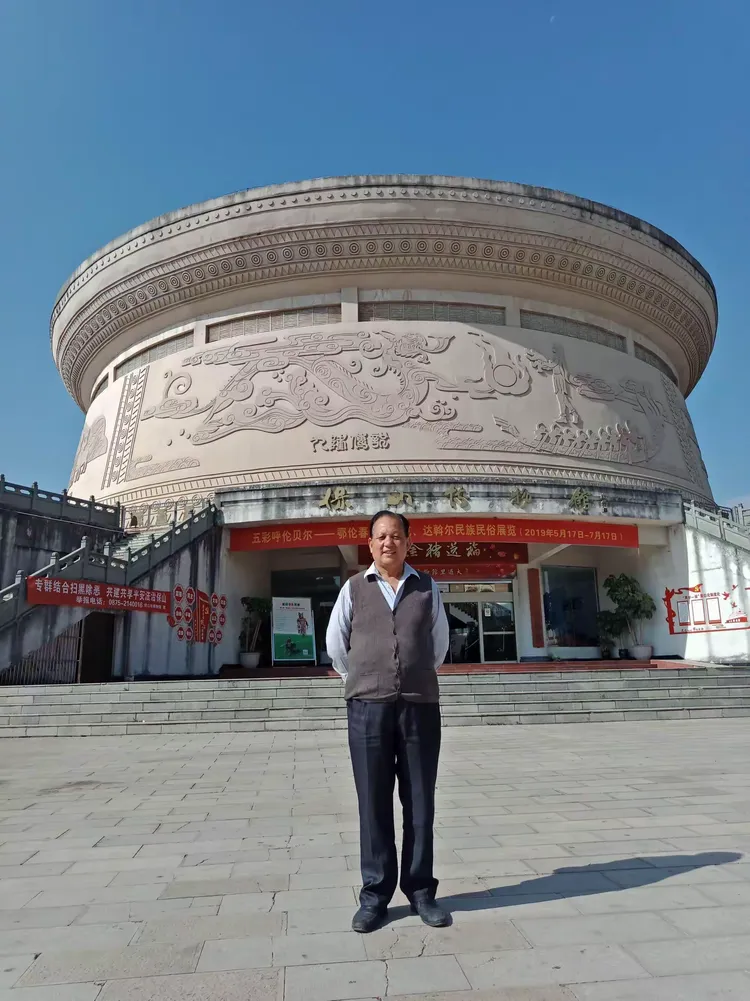 同云南省保山市美术家协会主席郭钦老师合影。