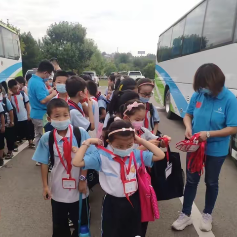 科技成就未来——新安街道关王小学学生走进“人工智能学习体验中心”