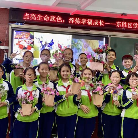 六年级“点亮生命底色，淬炼幸福成长”的综合劳动实践活动之“插花艺术”。