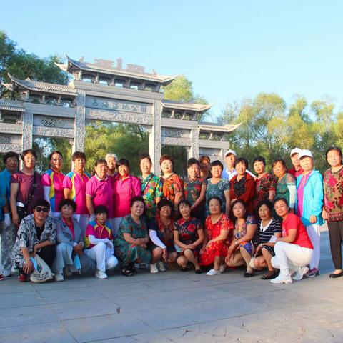 西海新区最美夕阳健身舞队