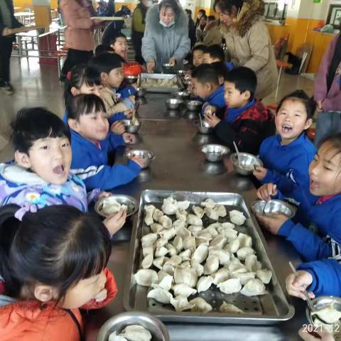 “喜迎元旦包饺子，情暖花小少年心”——记花园小学元旦包饺子亲子实践活动