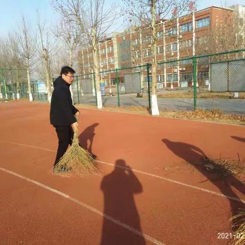 为爱行动，用心打扫——花园小学全体教师齐动手，打扫卫生迎开学