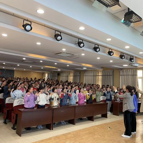 关爱花朵 呵护成长——丰县实验小学五年级女生“青春期教育”讲座