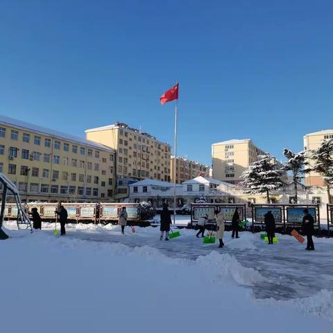 教师忙扫雪 安全有保障——栖霞市大庆路学校教师扫雪行动