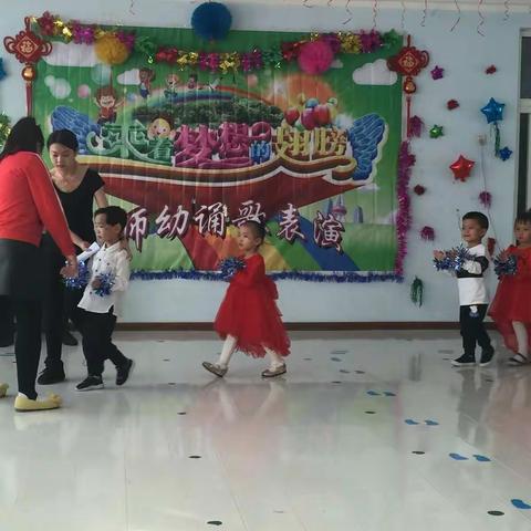 中心幼儿园中二班、小二班师幼颂歌表演