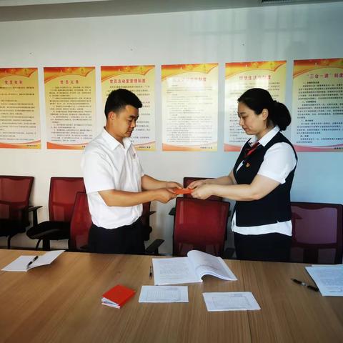 邯郸银行铁西支行党支部重温入党誓词，学习《中国共产党章程》