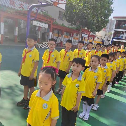 安阳市钢二路小学举行“喜迎二十大 争做好少年”新队员入队仪式