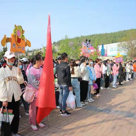 童心向党致敬，相约美好春天-----淮北工业与艺术学校附属幼儿园春游活动