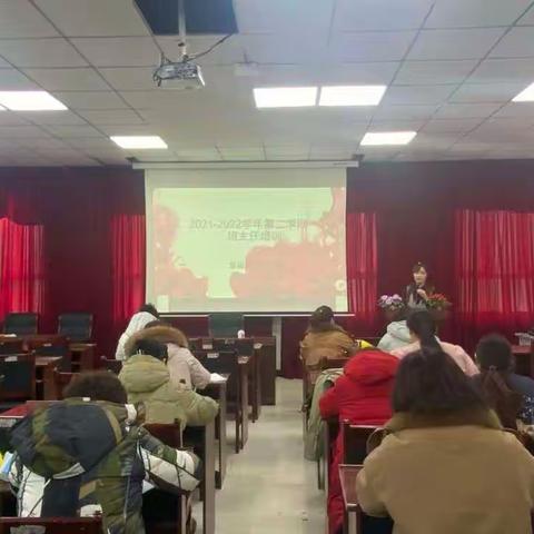 收心归位迈好步 风劲帆满启新航——塔城市第六中学召开班主任培训会议