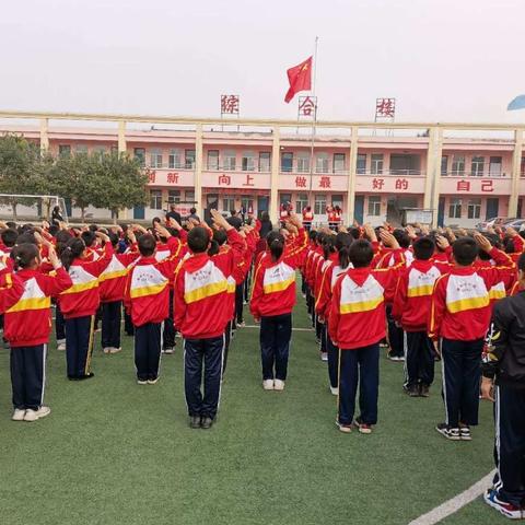 庆国庆欢聚一堂，                                           唱红歌赞美祖国
