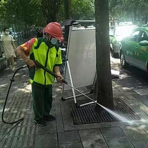 强化背街小巷道路冲洗 助力全国文明典范城市创建