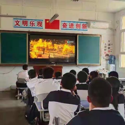 重温红色记忆 争做仁德少年 --北杜中学组织学生观看革命影片