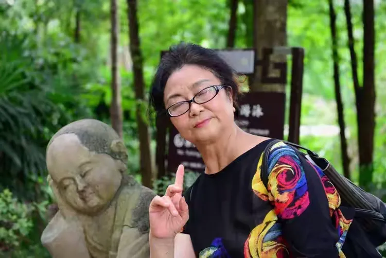 七奶奶，这是在丅台走秀不是，还蛮像模像样滴。