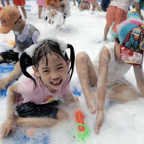 泡沫之夏·快乐玩水---蓝天幼儿园玩水活动