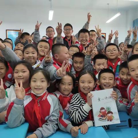 诗润童年  启迪梦想 ——武师附小四年级语文组综合性学习之“轻叩诗歌的大门”成果展示篇