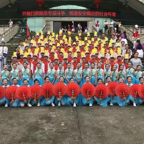 本学期，我们中华镇中心学校，在丁校长的直接领导下，鼓号队比赛荣获特等奖！各项活动也有序开展，可喜可贺！