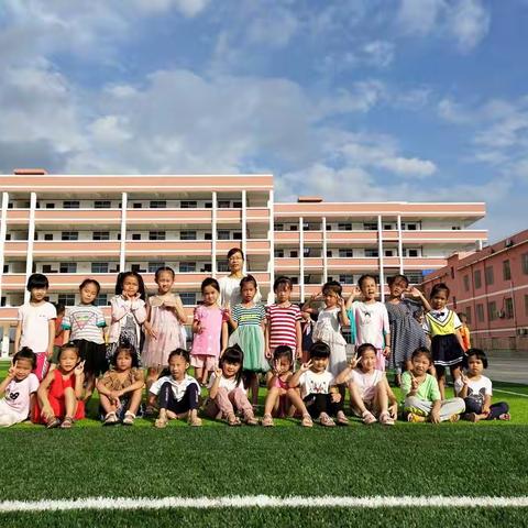 学校是可爱的，老师是可亲的，学习是有趣的，伙伴是友爱的，我是最棒的！让学生站在学校正中央，走在成长的路上……