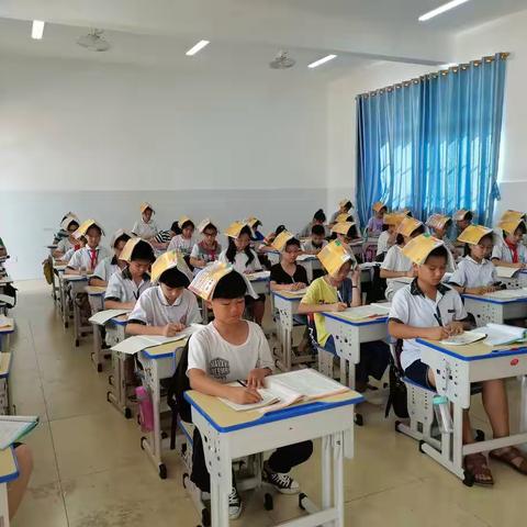 相约在这美丽的校园，相识在这熟悉的教室，相知在时间的长河里。