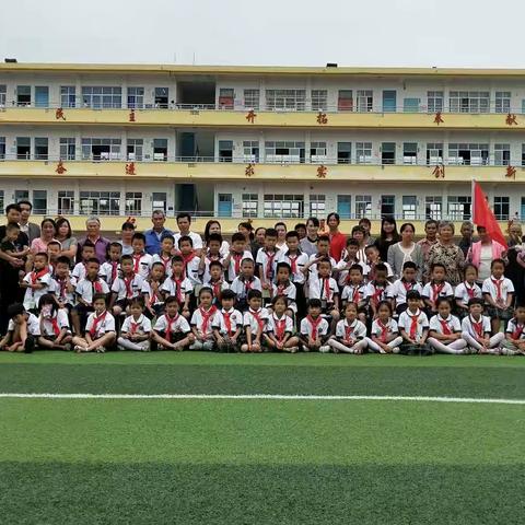 我们光荣加入中国少年先锋队，成为了少先队员！