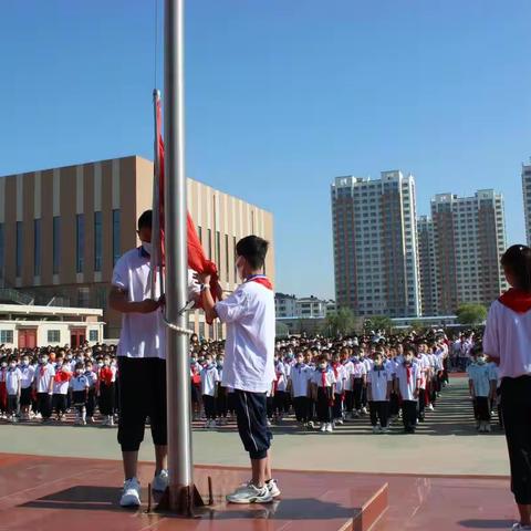 生在国旗下 永远跟党走--郁光小学举行升国旗暨入队仪式