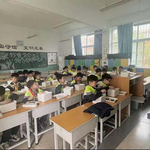 伊河小学爱创机器人社团