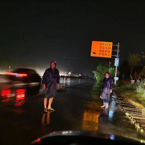 汛情就是命令！巩义市交通运输综合行政执法大队运政中队抗洪一线党旗飘