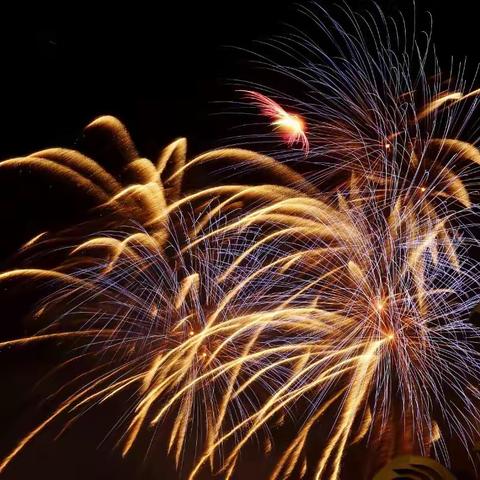 火树银花不夜天，璀璨梅城月更圆。梅河口元宵节烟火晚会