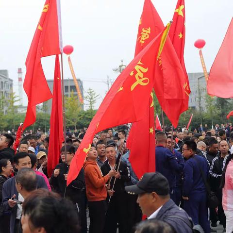 礼赞新中国，奋进新时代。梅河口市“万人健步行”庆祝中华人民共和国成立70周年。