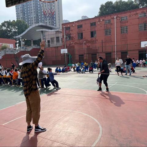 “凝心聚力，奋勇争先”——临川区第十二小学拔河比赛活动