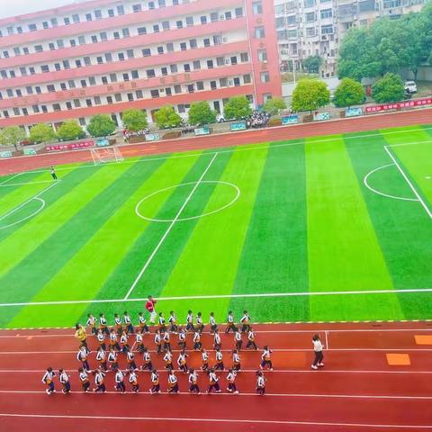 恰同学少年，风华正茂--临川十二小首届跑操列队比赛圆满结束