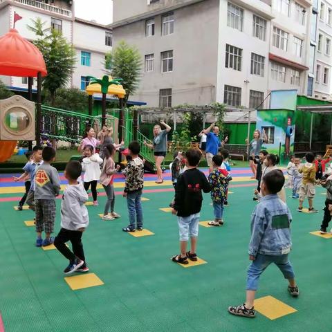 绿色摇篮幼儿园户外英语情景教学活动