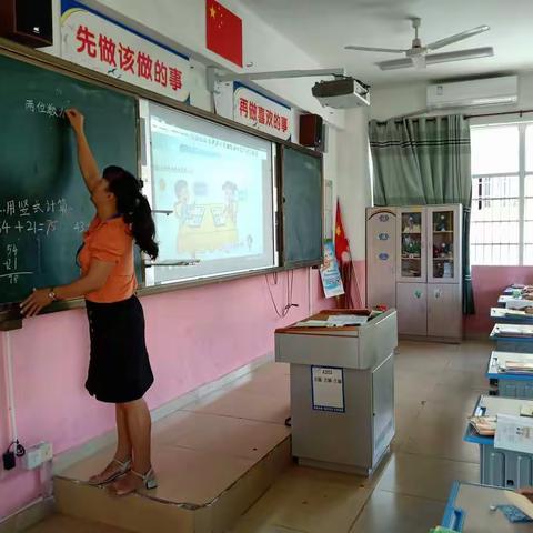 开展推门听课活动，促进教师专业成长——记石山中心小学低年级数学组第十二周教研活动