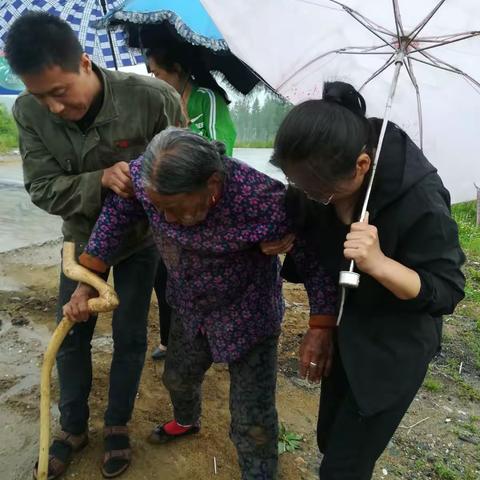 帮助老人找到家 宝山好人榜样佳