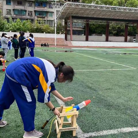 快乐探索，梦想腾飞——乌当二中科技节之“水火箭”大赛