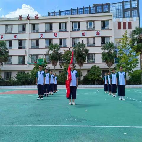 “钢铁磨练出意志    英姿飒爽致青春”—— 乌当二中2022级新生综合素质拓展训练暨国防教育活动