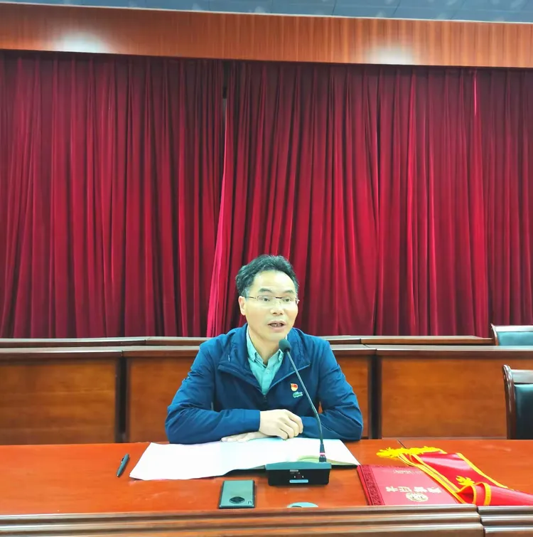 倾尽丹心育桃李,奉献韶华铸师魂