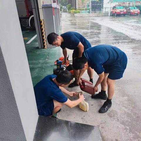 龙岗消防救援站利用车场日对车辆器材进行检查保养