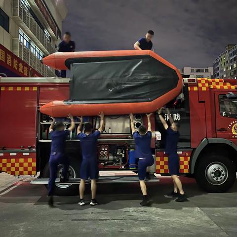 龙岗消防救援站严阵以待全力做好抗洪抢险救援准备