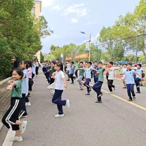 会昌实验学校七年级学生学习广播体操