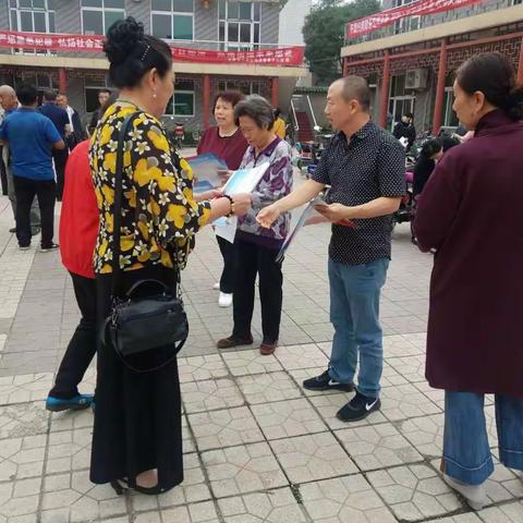 小店社区“两委”主干亲自宣传扫黑除恶专项斗争