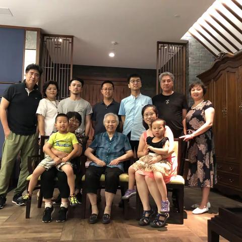 "和姐姐在一起的快乐时光照片选集"     献给瑚姐九十华诞寿比南山福如东海